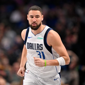 九游体育-铁麻了！克莱替补10中2&amp;三分7中1仅拿5分1板2助